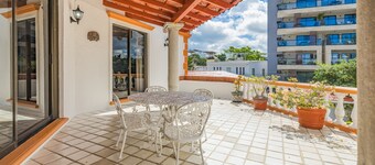 Lavish Gardens, Large Pool, 2 Blocks to Ocean