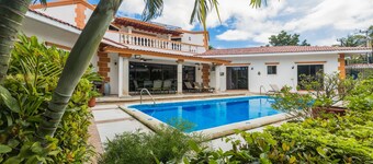 Lavish Gardens, Large Pool, 2 Blocks to Ocean