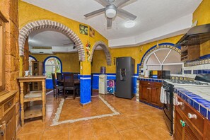 Køleskab, mikrobølgeovn, ovn, kogeplade