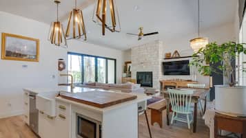 Cabin, 3 Bedrooms | Living area | 32-inch Smart TV with digital channels, TV, fireplace