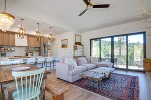 Cabin, 3 Bedrooms | Living area | 32-inch Smart TV with digital channels, TV, fireplace - Alpine  Mountain Escape (Beaver)