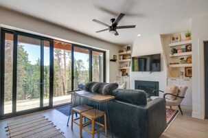 Cabin, 2 Bedrooms | Living area | 32-inch Smart TV with digital channels, TV, fireplace