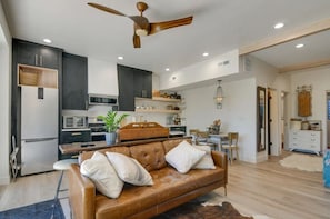 Smart TV 32-inci dengan saluran TV digital, TV, dan perapian