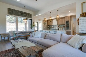 Cabin, 3 Bedrooms | Living area | 32-inch Smart TV with digital channels, TV, fireplace