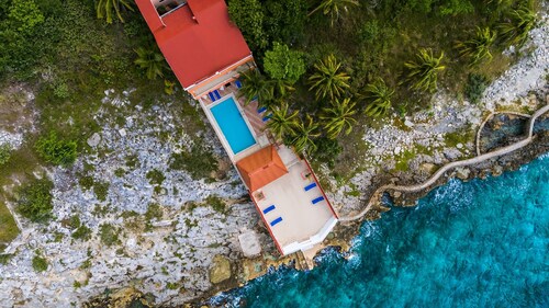 7 Bedrooms, Oceanfront, Bike Path to Town