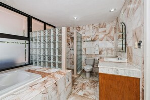 Dusche, Whirlpool, Handtücher