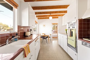 Fridge, oven, stovetop, coffee/tea maker - Mid Mod Dream - Authentic mid century home in Palm Springs (Palm Springs)