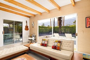 Smart-TV, peis, bøker og musikkbibliotek