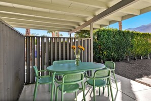 تناول الطعام بالخارج