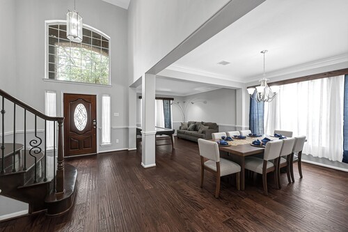 Luxury Dream Home with Pool and Surround Sound System. Close to Splash pad, etc.