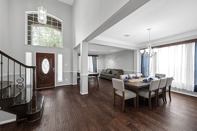 Luxury Dream Home with Pool and Surround Sound System. Close to Splash pad, etc.