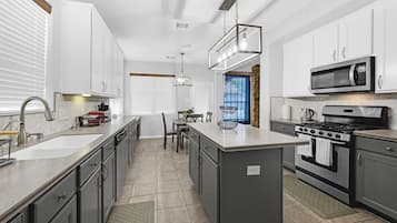 Geladeira, micro-ondas, fogão, cooktop