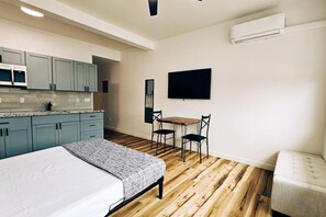 1 室のベッドルーム、アイロン / アイロン台、WiFi (無料)