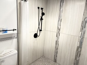 Een haardroger, handdoeken