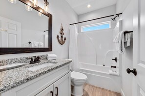 Douche, séchoir à cheveux, serviettes fournies, shampooing