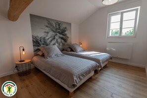 Cuna de viaje, wifi gratis y ropa de cama 