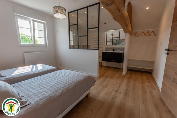 Travel crib, free WiFi, bed sheets