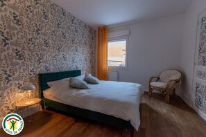 Travel cot, free WiFi, bed sheets