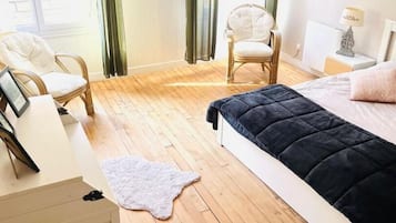Travel crib, free WiFi, bed sheets