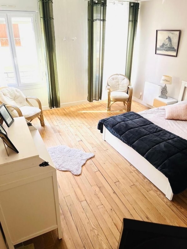 Travel crib, free WiFi, bed sheets