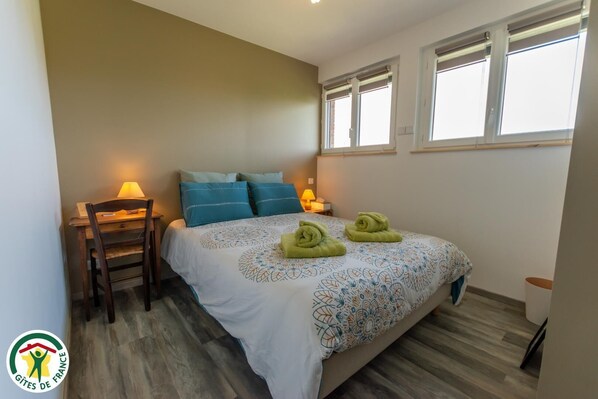 Travel crib, free WiFi, bed sheets