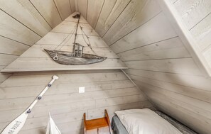 3 bedrooms, travel cot, free WiFi, bed sheets