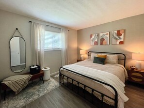3 bedrooms, iron/ironing board, WiFi, bed sheets - Boho on Bishop - Spooky Nook, Miami U & Hospitals (Hamilton)