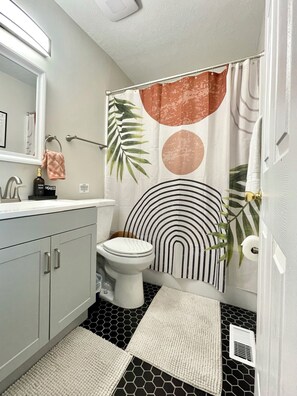 Hair dryer, towels, soap, shampoo - Boho on Bishop - Spooky Nook, Miami U & Hospitals (Hamilton)