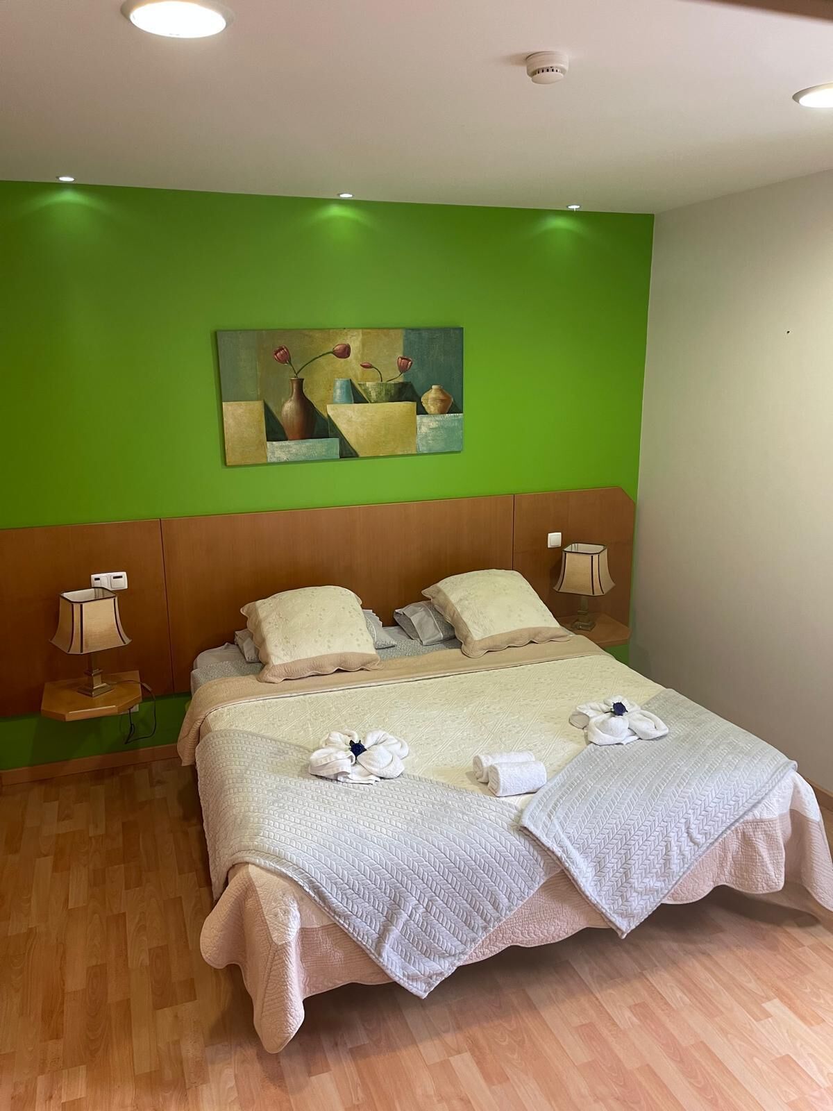 4 quartos, cofres nos quartos, ferros/tábuas de passar roupa