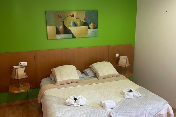 4 عدّة غرف نوم وخزنة داخل الغرفة ومكواة/لوح كي وسرير سفر