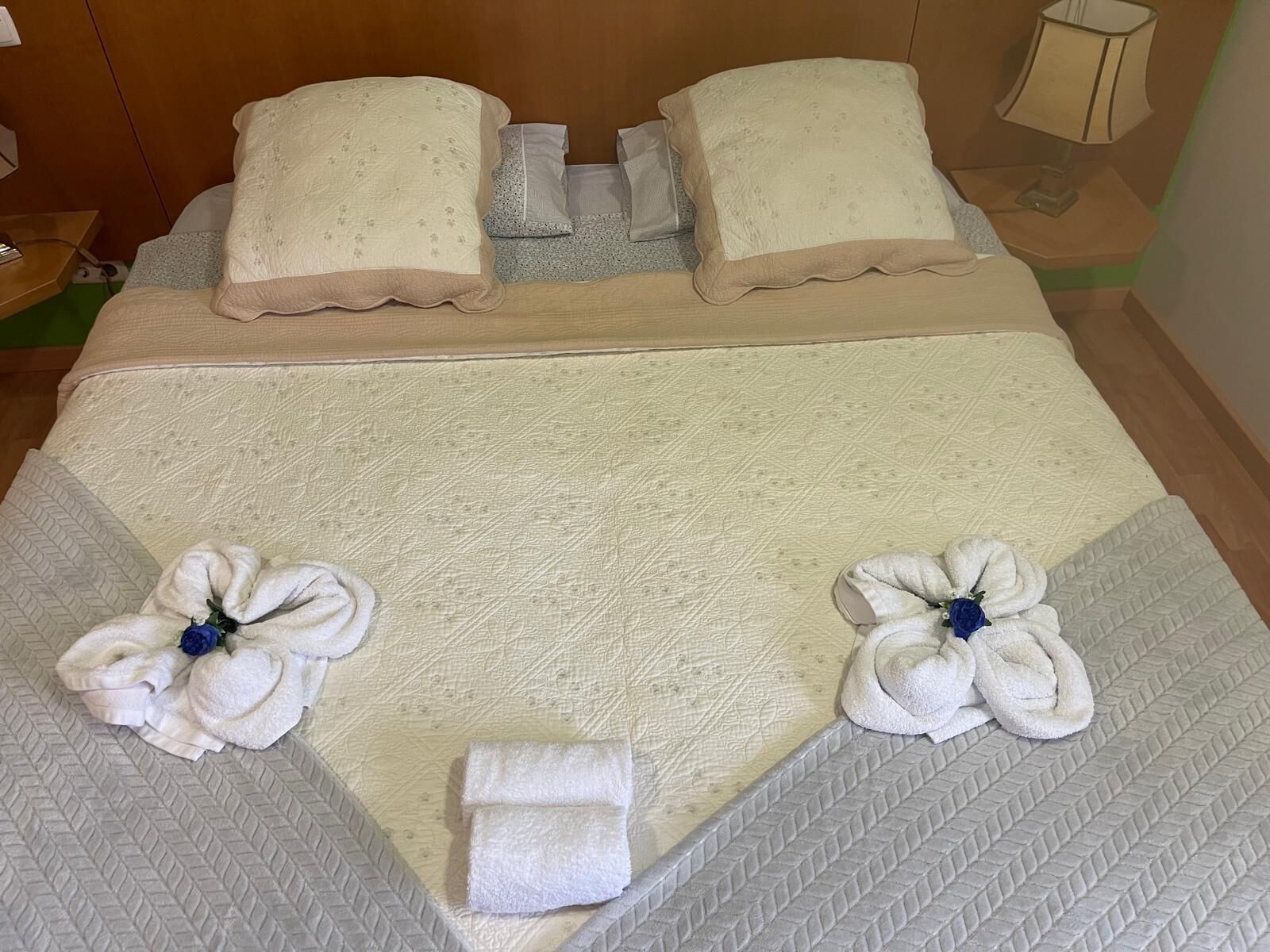 4 dormitorios, caja fuerte, tabla de planchar con plancha