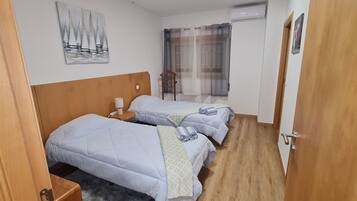 4 chambres, coffres-forts dans les chambres, fer et planche Ă repasser
