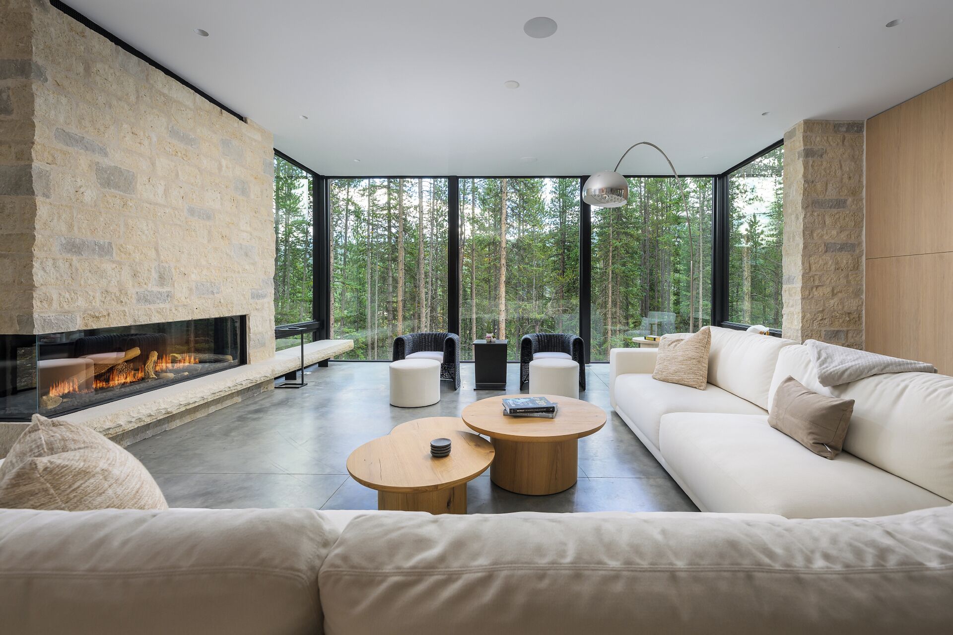 Smart TV, fireplace, video games, table tennis