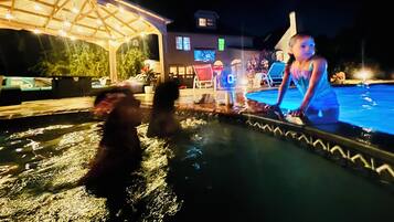 Una piscina al aire libre