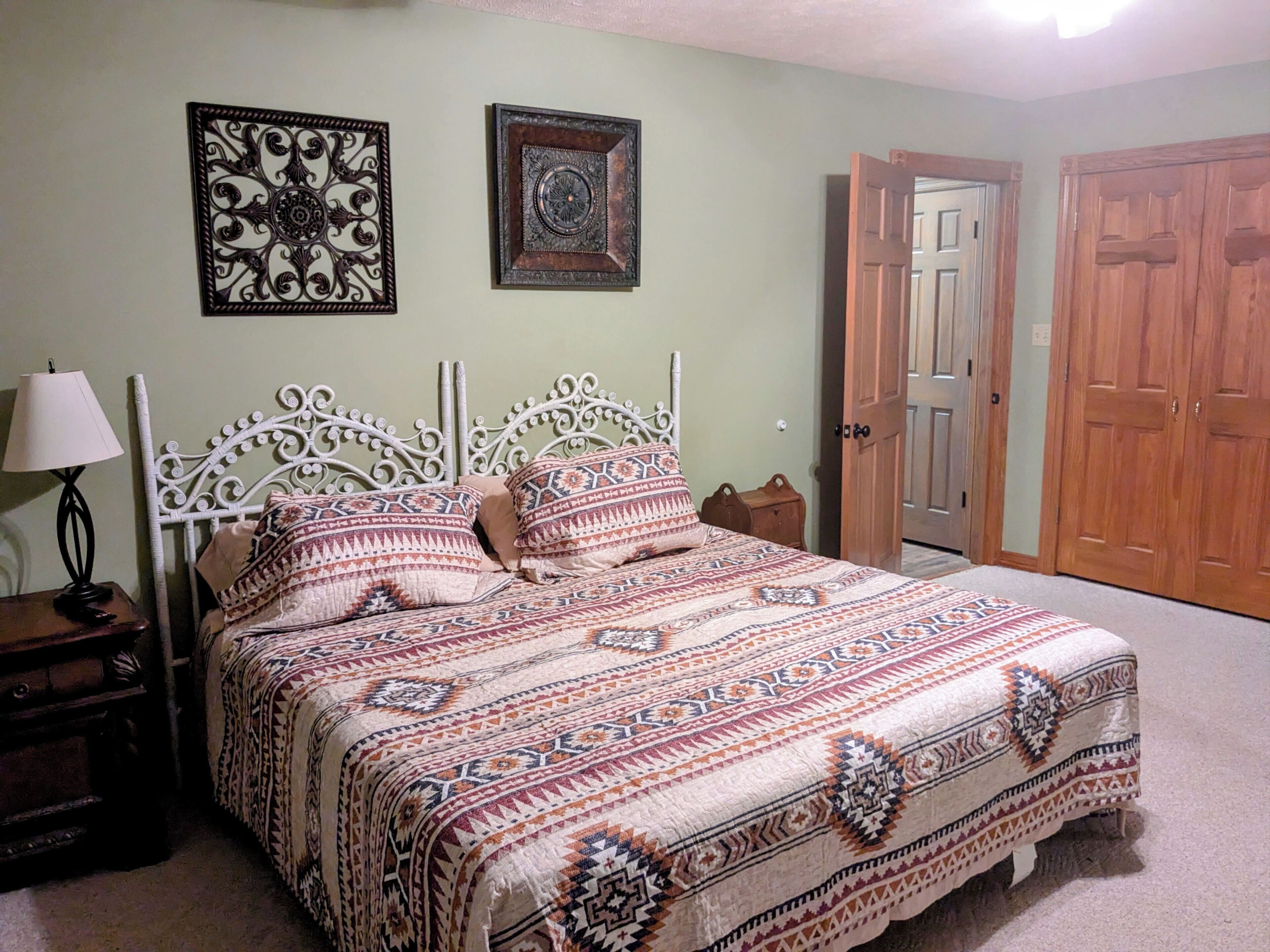 6 habitaciones, tabla de planchar con plancha, cuna de viaje y wifi 