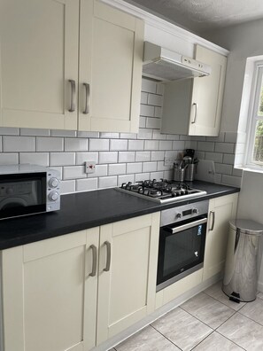 High chair, cookware/dishes/utensils - Beautiful house located near Dulwich Hamlet FC ,central london ten miutes away (London)