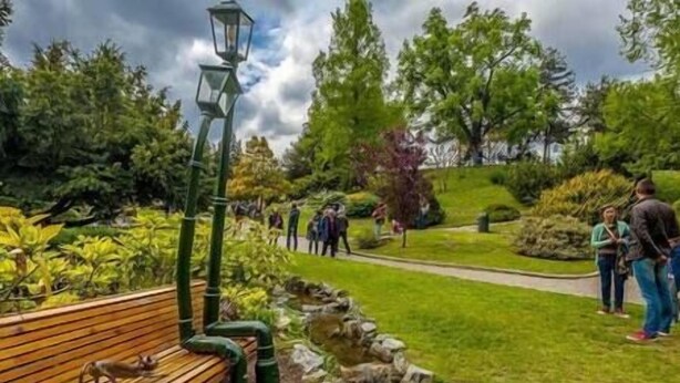 A park with a wooden bench, a stone pathway, and a lamppost. - [Center - Metro] Stylish and Modern Two-room apartment (Turin)