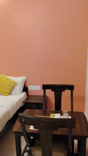 Deluxe Double Room | In-room dining