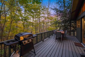Outdoor dining - Chicory Cliffs | Hocking Hills, Views, Hot Tub (Rockbridge)