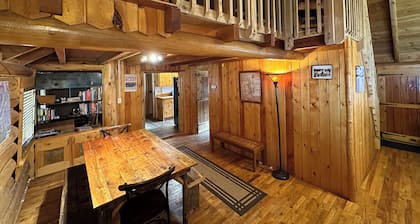 Charming cabin in the heart of Downtown Cooke City Montana