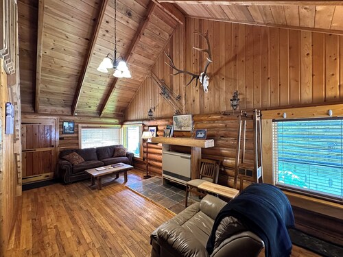 Charming cabin in the heart of Downtown Cooke City Montana