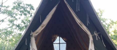 Tent, terras, uitzicht op tuin | 1 slaapkamer, beddengoed