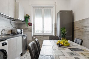 Frigorifero, microonde, forno, piano cottura