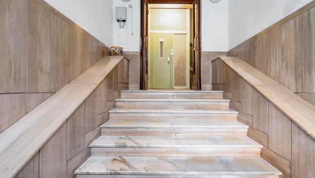 A marble staircase leading to a green door with a vertical handle. - GuestHost - Nice apartment of 68 square meters, ideal for 5 people, located on the second floor of a building with a lift (5/6 steps to access it). Located in a central position and a 7-minute walk from La Spezia Centrale train station.The apartment is i (La Spezia)