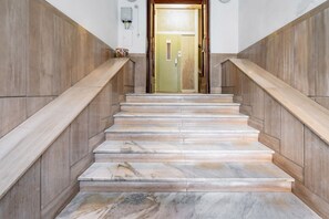 A marble staircase leading to a green door with a vertical handle. - GuestHost - Nice apartment of 68 square meters, ideal for 5 people, located on the second floor of a building with a lift (5/6 steps to access it). Located in a central position and a 7-minute walk from La Spezia Centrale train station.The apartment is i (La Spezia)