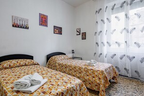 2 habitaciones, tabla de planchar con plancha, wifi y ropa de cama