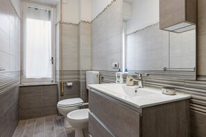 Regadera, secadora de cabello, bidet 