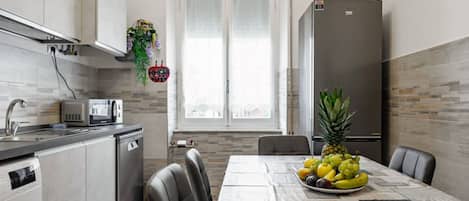Réfrigérateur, four à micro-ondes, un four, surface de cuisson