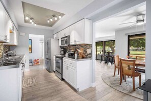 ثلاجة، ميكروويف، فرن، موقد طهي مسطح