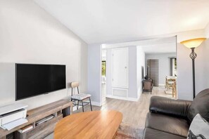 Een televisie en een kantoor